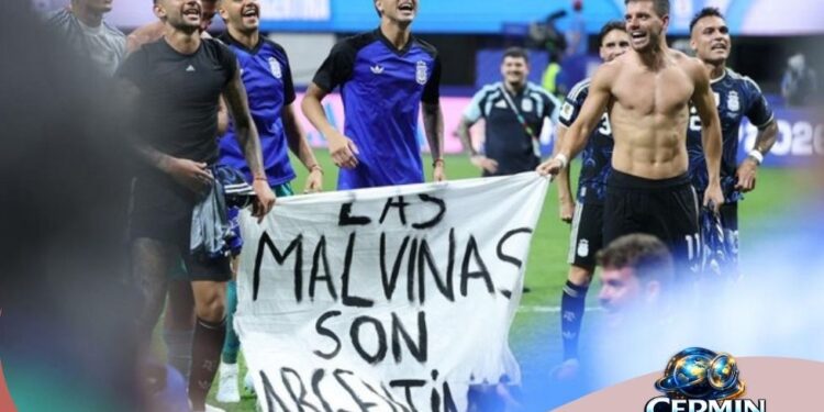 Kontroversi Las Malvinas mewarnai Piala Dunia 2026 setelah pemain Argentina membentangkan spanduk usai mengalahkan Inggris dan memicu penyelidikan FIFA.