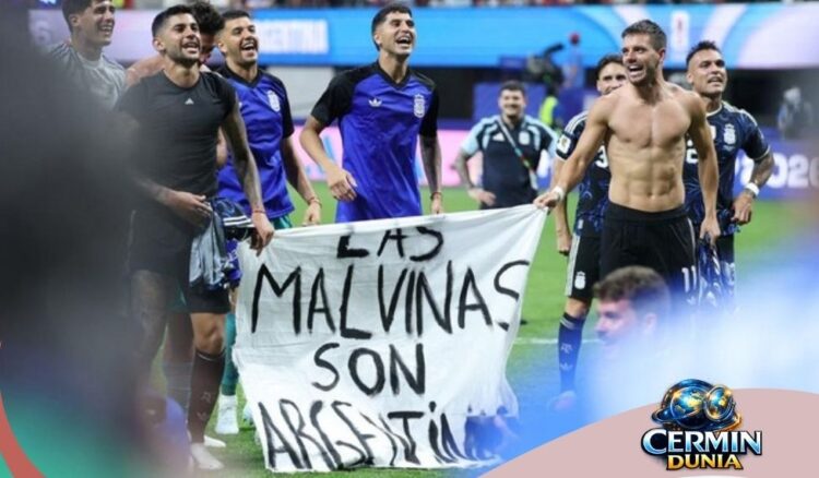 Kontroversi Las Malvinas mewarnai Piala Dunia 2026 setelah pemain Argentina membentangkan spanduk usai mengalahkan Inggris dan memicu penyelidikan FIFA.