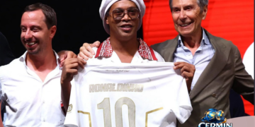 Ronaldinho Kembali ke Sepak Bola Profesional Setelah 11 Tahun